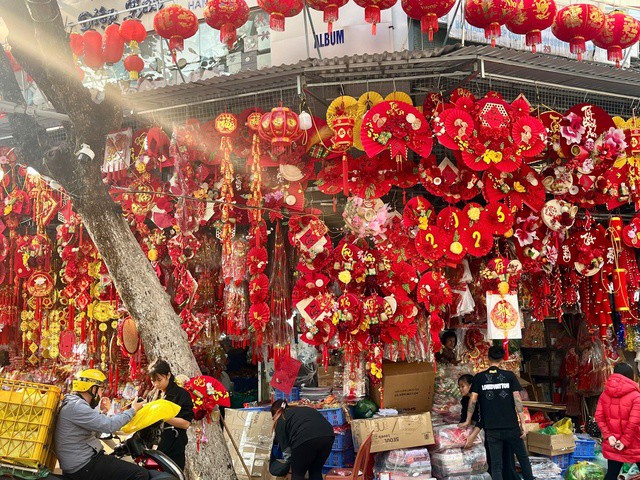 Khi Tết Nguyên đán còn hơn một tháng nữa mới 'gõ cửa', thị trường đồ trang trí Tết tại Hà Nội đã “vào mùa”. Trên nhiều tuyến phố chuyên doanh đồ trang trí tại Hà Nội, không khí xuân hiện hữu rõ nét với sắc đỏ, vàng ngập tràn, thu hút đông đảo người dân đến tham quan, mua sắm.