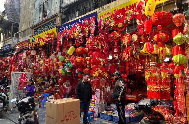 Đồ trang trí Tết vào mùa, phố phường rực rỡ sắc xuân - 3