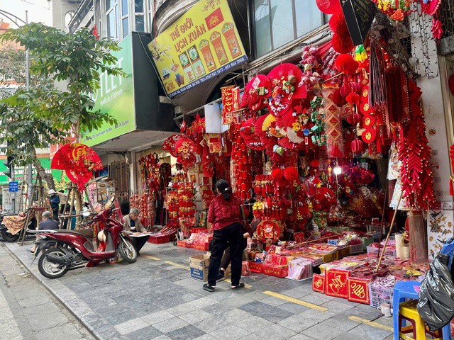 Theo ghi nhận của phóng viên, những ngày cuối tháng 11 âm lịch, các khu phố quen thuộc như Hàng Mã, Lương Văn Can, Đồng Xuân… trở nên tấp nập. Từ sáng đến tối, các cửa hàng đồng loạt bày bán đồ trang trí Tết với đủ mẫu mã, kích thước và mức giá.