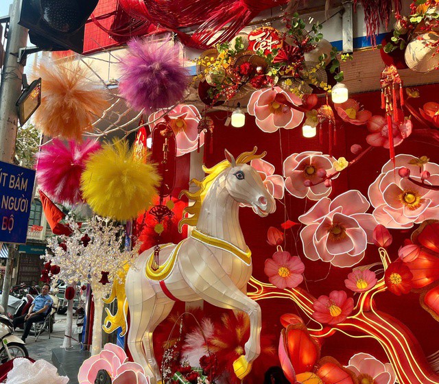 Năm nay, các mẫu đèn trang trí cỡ lớn, mô hình linh vật phát sáng, tiểu cảnh Tết dùng trang trí mặt tiền nhà, cửa hàng hay trung tâm thương mại được nhiều khách hàng quan tâm.