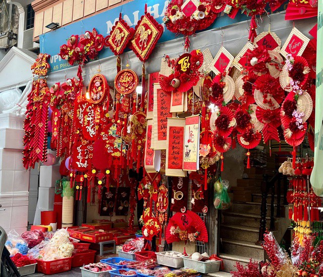 Nhiều người dân tranh thủ mua đồ trang trí từ sớm để tránh cảnh đông đúc cận Tết và có thêm thời gian lựa chọn. Bên cạnh việc trang trí nhà cửa, không ít khách hàng là chủ cửa hàng, quán cà phê, doanh nghiệp mua đồ Tết sớm để lên ý tưởng trang trí, tạo không khí xuân phục vụ khách hàng.