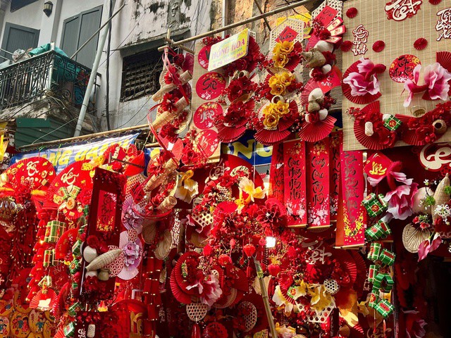 Theo các tiểu thương, giá đồ trang trí Tết năm nay nhìn chung ổn định so với năm trước. Những món nhỏ như dây treo, câu đối, phụ kiện trang trí có giá từ vài chục nghìn đồng; trong khi các bộ trang trí lớn, đèn lồng cỡ đại hay mô hình linh vật có thể lên đến vài triệu đồng, phục vụ nhu cầu trang trí không gian rộng.