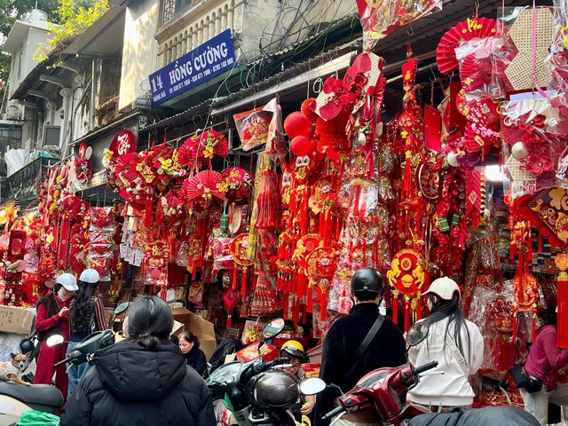 Các chủ cửa hàng cho biết, thời điểm hiện tại mới là giai đoạn khởi động, sức mua dự kiến sẽ tăng mạnh từ rằm tháng Chạp trở đi. Với tín hiệu thị trường sôi động ngay từ đầu mùa, tiểu thương kỳ vọng một vụ kinh doanh Tết khởi sắc.
