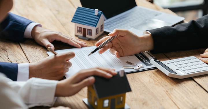 Lãi suất tăng, người mua nhà nên xuống tiền luôn hay chờ đợi? (Ảnh minh hoạ).