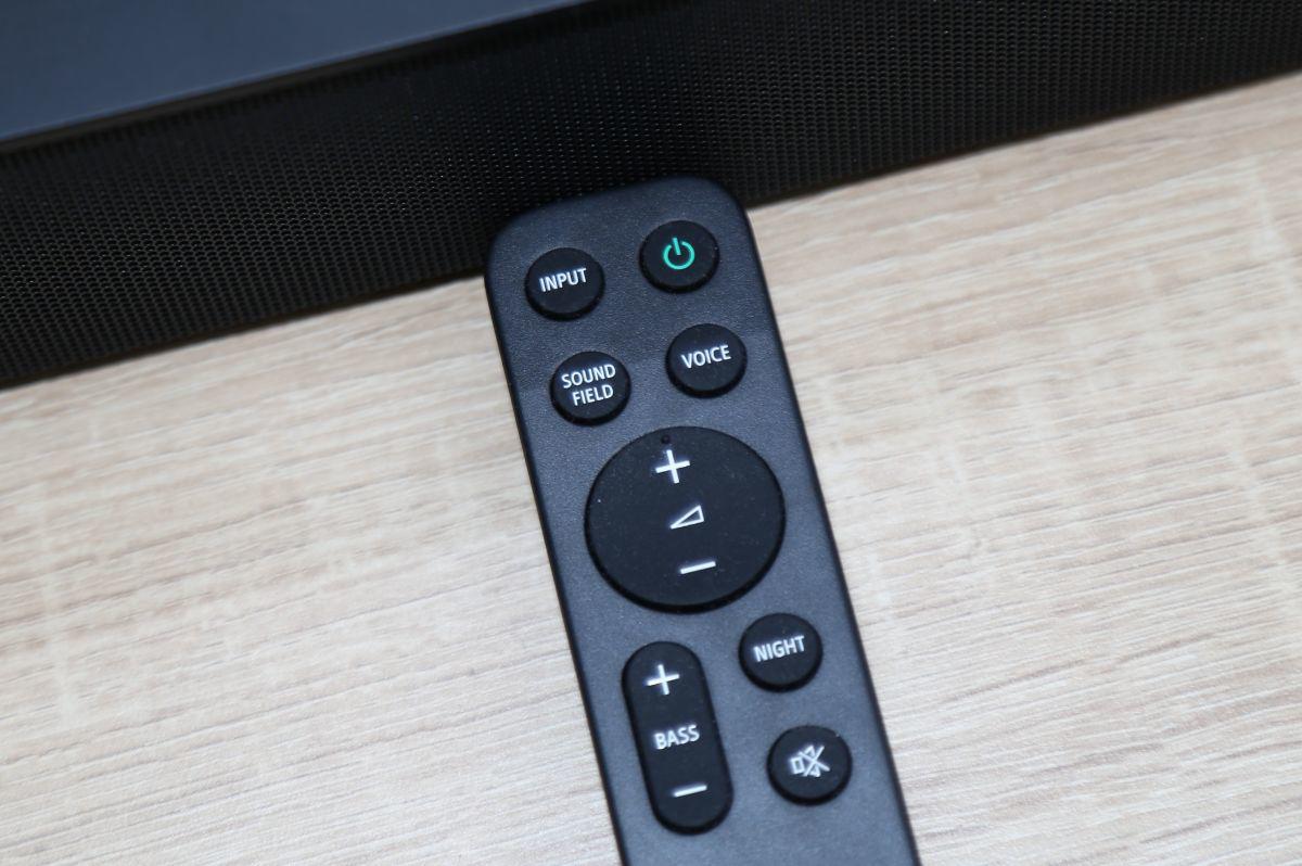 Chế độ Night trên remote của soundbar cho âm thanh êm nhẹ khi sử dụng vào ban đêm.