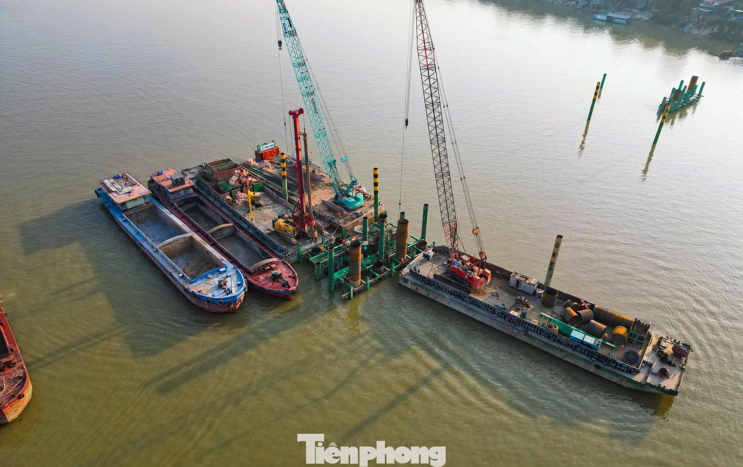 Thời điểm hiện tại trên tổng số 5 trụ giữa sông và 2 trụ trên bờ, có 4 trụ giữa sông đang được nhà thầu thi công cọc khoan nhồi. Máy móc và công nhân hoạt động hết tốc lực đảm bảo dự án hoàn thành đúng tiến độ.