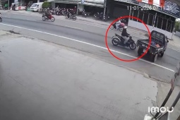 Clip: Phóng xe như tên bắn, thanh niên nằm gọn trong thùng ô tô