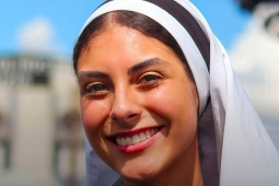 Hoa hậu 21 tuổi từ bỏ danh hiệu