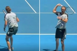 Sự cố ở Australian Open: Cậu bé ngã gục trên sân, Zverev ném vợt về phía khán giả