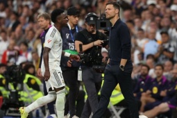 Tin mới nhất bóng đá trưa 13/1: Vinicius không tạm biệt Xabi Alonso