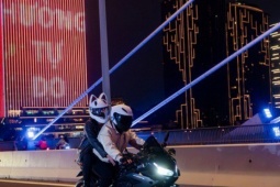 VIDEO: “Cơn sốt” quay phim cùng mô tô phân khối lớn