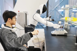 Trung Quốc 'dạy học' cho robot hình người thế nào