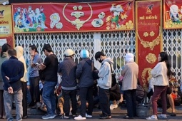 Xếp hàng mua vàng từ 4h sáng, nhiều người TPHCM buộc phải đổi cách