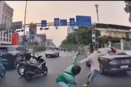 [Clip] Hai người đàn ông 'tỉ thí võ thuật' giữa đường phố TPHCM