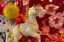 Đồ trang trí Tết vào mùa, phố phường rực rỡ sắc xuân