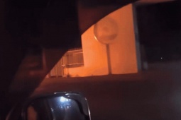 Ô tô 29 chỗ bất ngờ bốc cháy dữ dội trước cổng trường