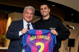 Barca làm fan bối rối: Công bố Cancelo gia nhập rồi đột ngột xóa hết tin & ảnh