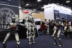 Robot AI cắt tóc, rửa bát, làm tri kỷ với con người