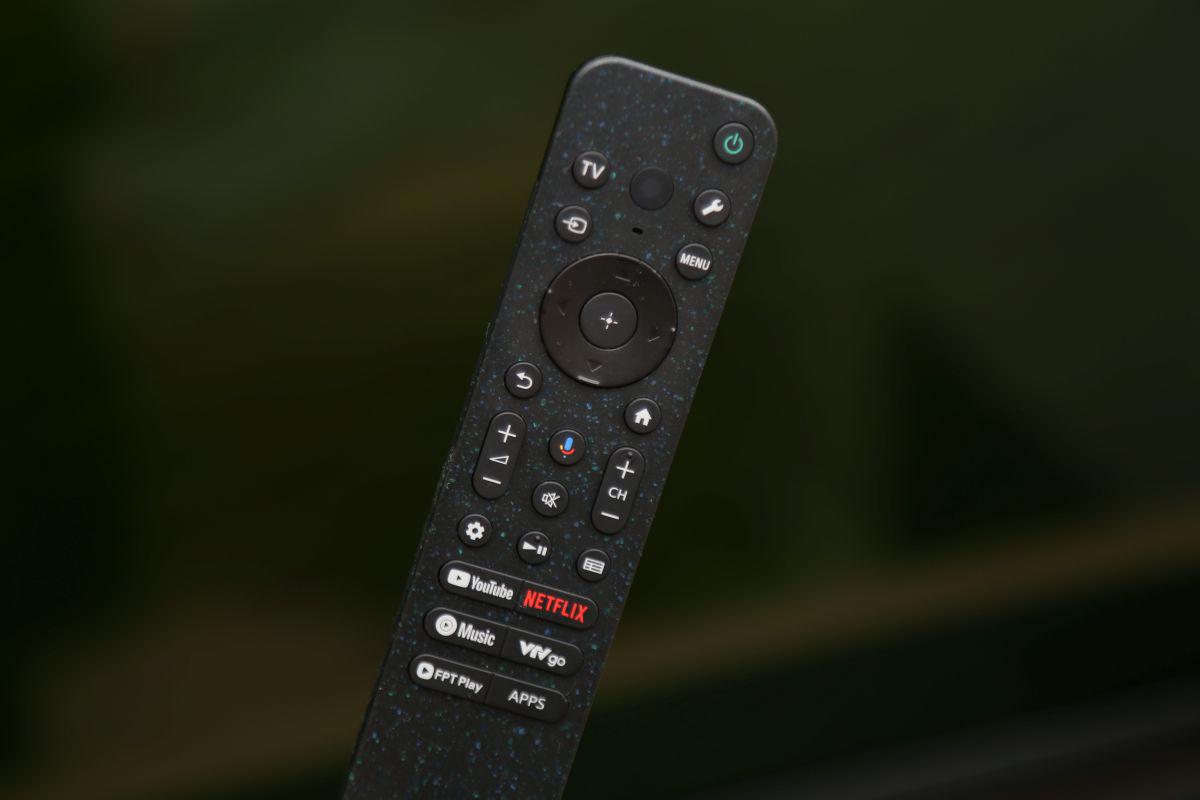 Micro tích hợp trên TV lẫn remote hỗ trợ ra lệnh giọng nói rảnh tay bằng tiếng Việt.