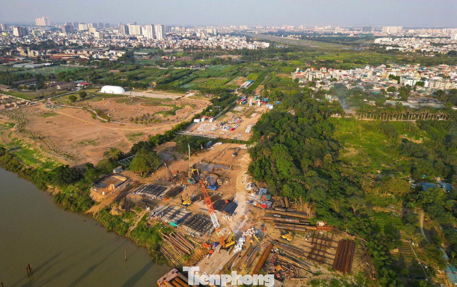 Máy móc, nguyên vật liệu liên tục được đưa tới các bãi tập kết quanh công trường để đẩy nhanh tiến độ.