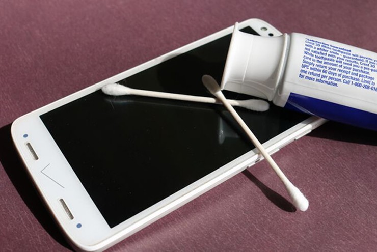 Kem đánh răng không những không giúp chữa màn hình nứt mà còn làm hại nó.