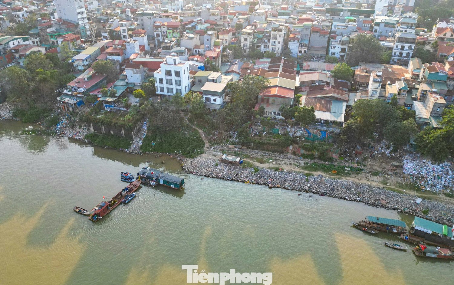Máy móc, nguyên vật liệu liên tục được đưa tới các bãi tập kết quanh công trường để đẩy nhanh tiến độ.