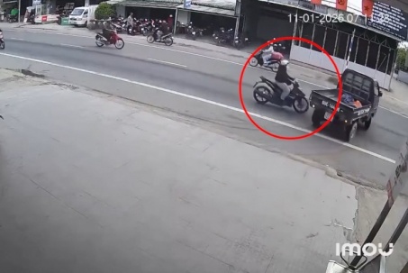 Clip: Phóng xe như tên bắn, thanh niên nằm gọn trong thùng ô tô