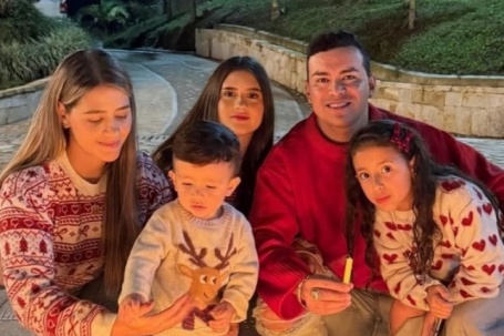 Nam ca sĩ 35 tuổi tử nạn trong vụ rơi máy bay, bỏ lại vợ và 3 con nhỏ