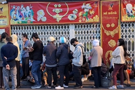 Xếp hàng mua vàng từ 4h sáng, nhiều người TPHCM buộc phải đổi cách