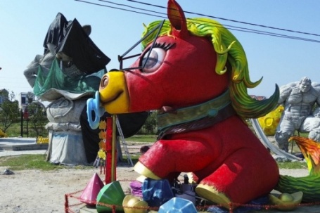 Người đàn ông Bắc Ninh làm linh vật ngựa khổng lồ đón tết Bính Ngọ