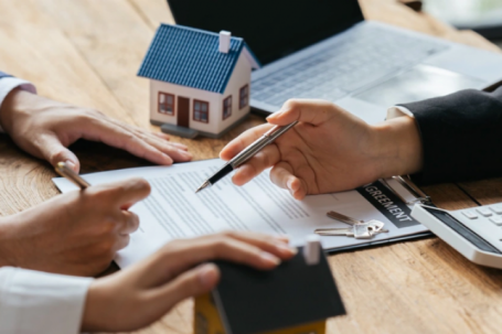 Lãi suất tăng, người mua nhà nên xuống tiền luôn hay chờ đợi?