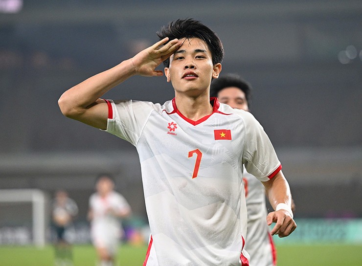 Đình Bắc ghi bàn thắng đẹp mắt, mang về lợi thế quan trọng cho U23 Việt Nam