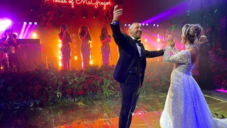 McGregor tổ chức đám cưới chóng vánh với&nbsp;Dee Devlin vì vấn đề tâm linh