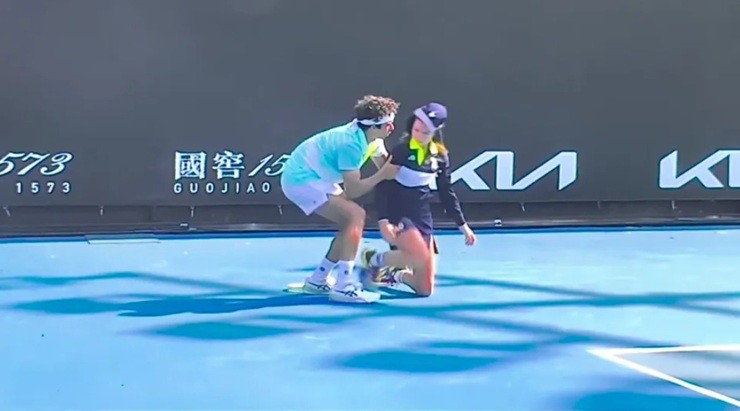 Một em bé nhặt bóng&nbsp;đã bất ngờ gục ngã trong lúc làm nhiệm vụ tại vòng loại Australian Open