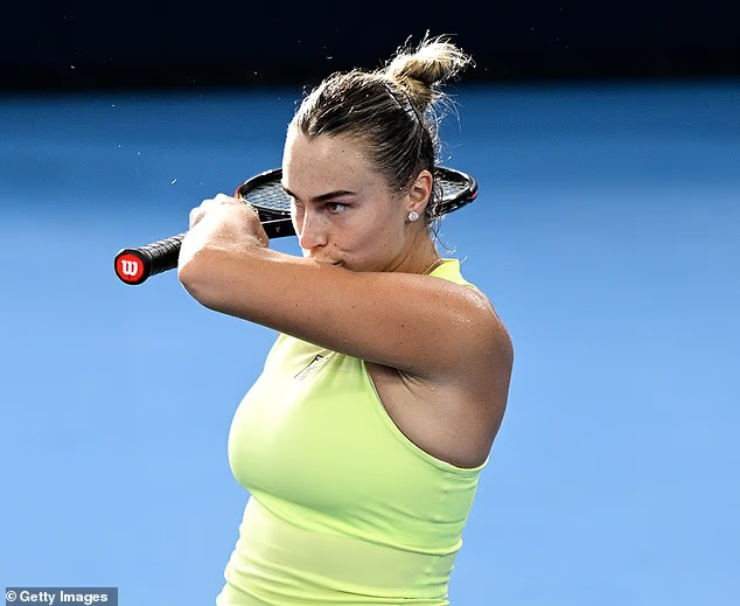 Sabalenka hôn vào bắp tay khiêu khích đối thủ sau khi vô địch&nbsp;Brisbane International 2026