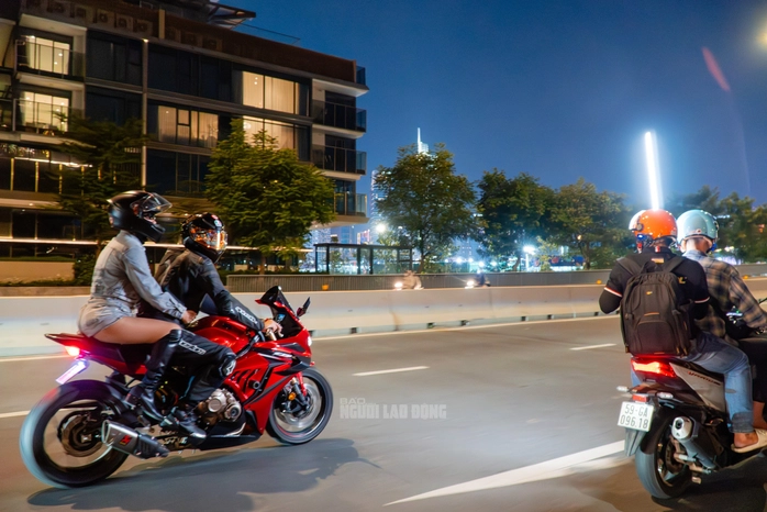 Dù clip trên mạng trông có vẻ đầy tốc độ và mạo hiểm, nhưng thực tế tốc độ xe khi quay chỉ dao động từ 15 - 20 km/h để đảm bảo an toàn giao thông.