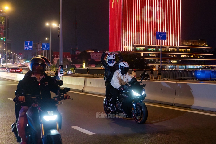 Dù clip trên mạng trông có vẻ đầy tốc độ và mạo hiểm, nhưng thực tế tốc độ xe khi quay chỉ dao động từ 15 - 20 km/h để đảm bảo an toàn giao thông.