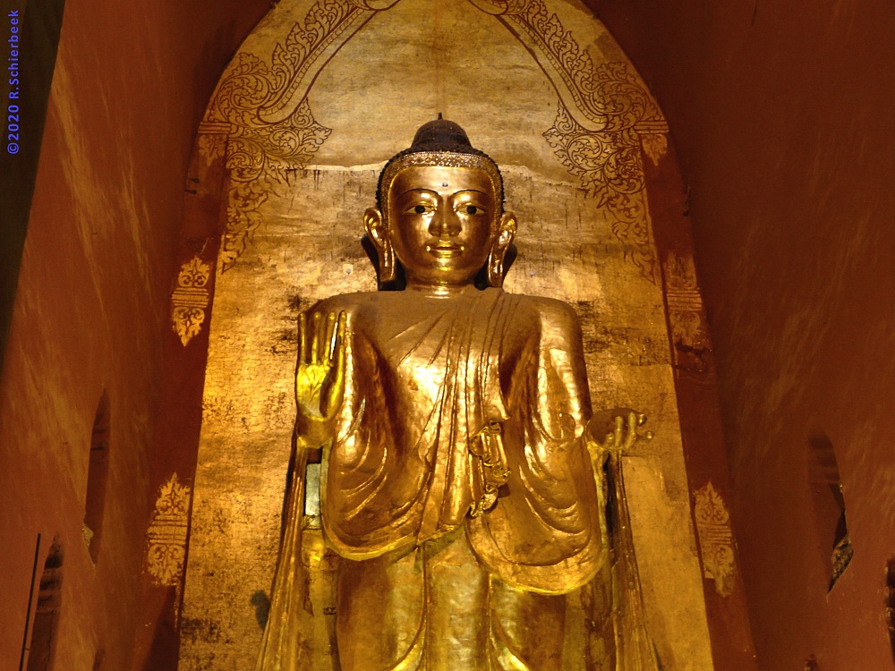 Tượng Phật Câu Na Hàm bằng vàng ròng – một trong những biểu tượng tôn kính tại tại chùa Ananda, Myanmar. (Nguồn: Sưu tầm)