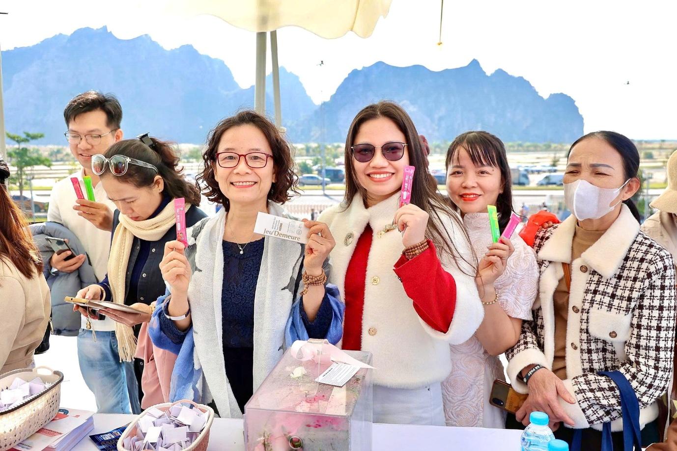 Không khí mua sắm và trải nghiệm sản phẩm nhộn nhịp tại các gian hàng