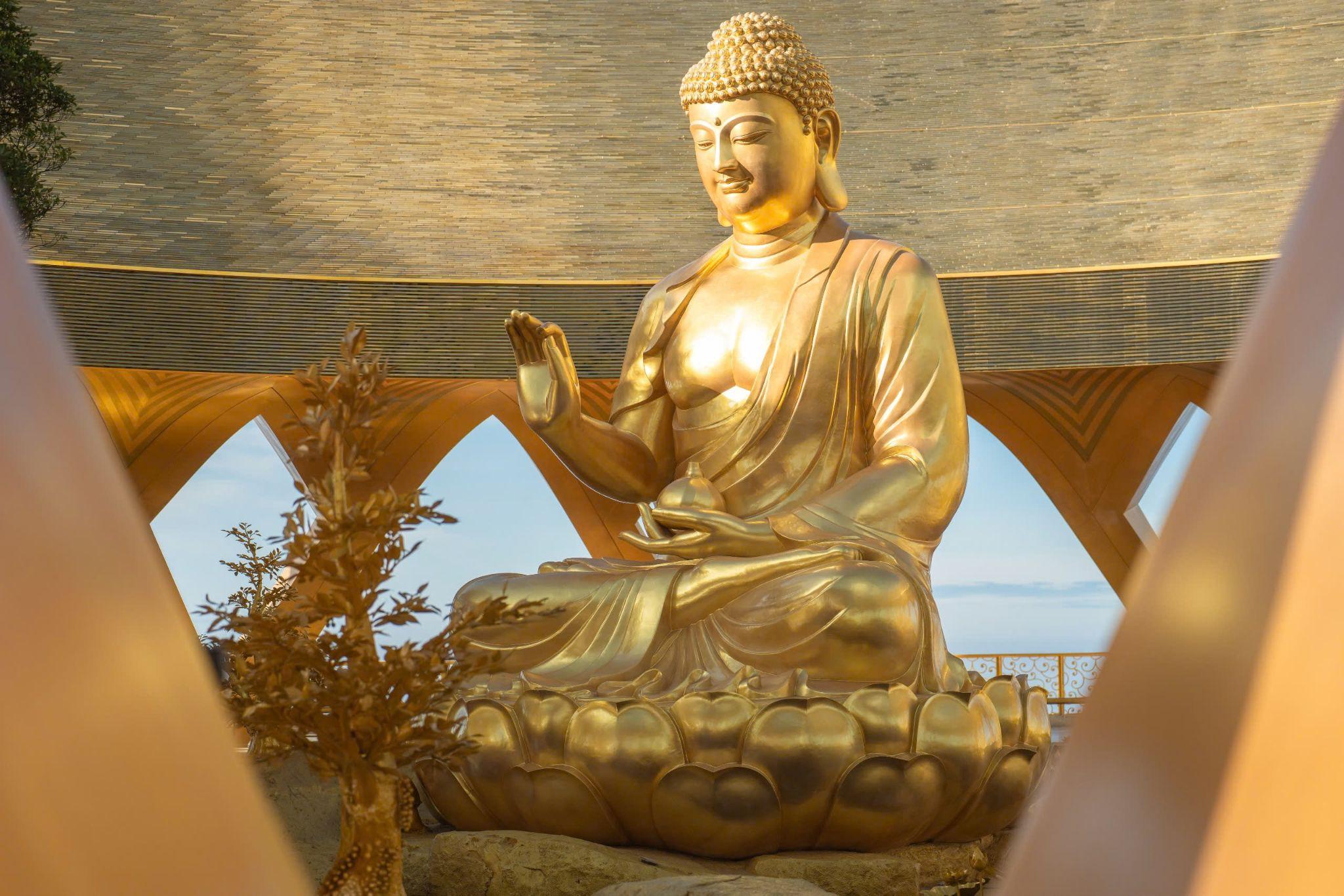Đức Phật Câu Na Hàm Mâu Ni tiếng Phạn có nghĩa là “Bậc mang đến sự Hoàng Kim”. (Ảnh: Sun World Ba Den Mountain)