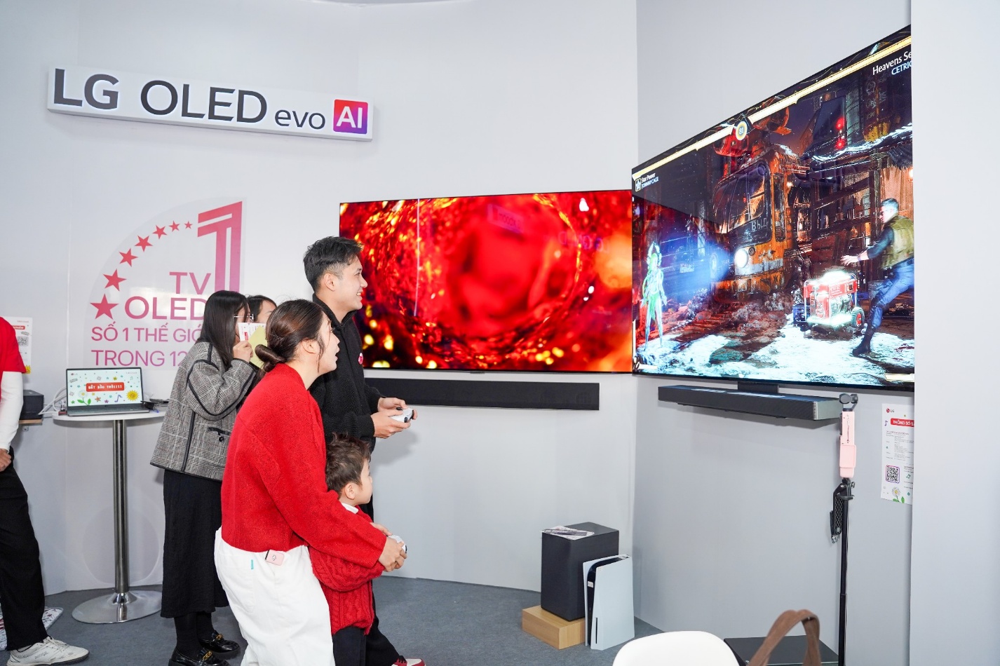 Người tham dự tham gia các hoạt động tương tác với TV LG