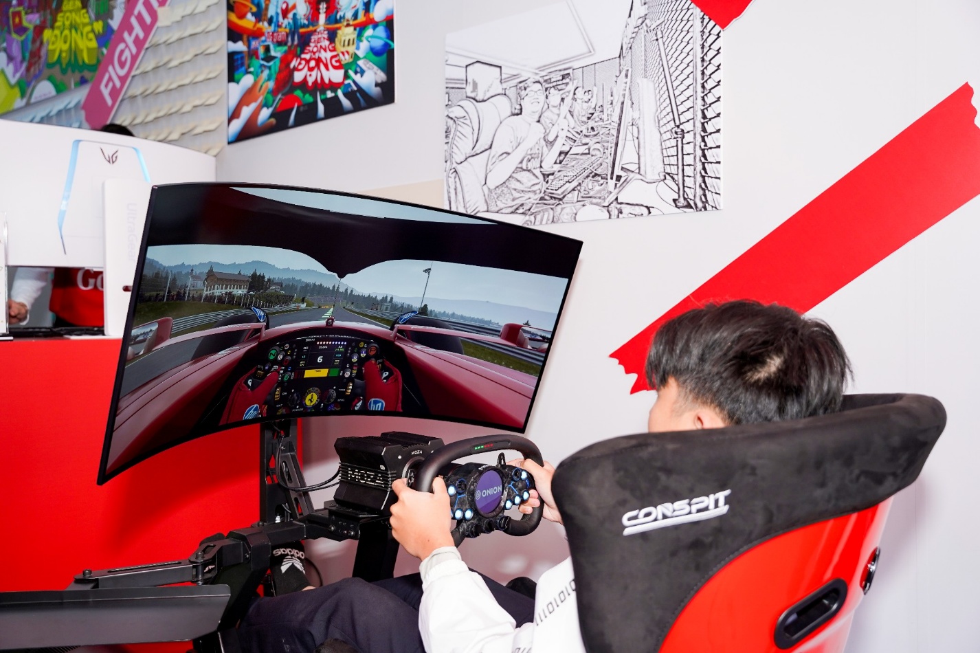 Khu vực gaming thu hút đông đảo người trẻ đam mê tốc độ