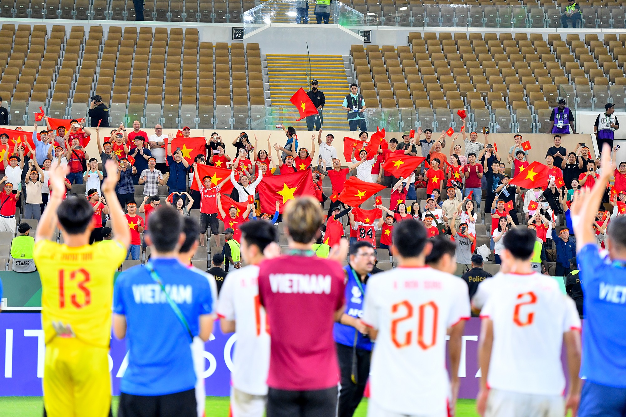 U23 Việt Nam tưng bừng ăn mừng "chiến tích" 3 trận toàn thắng với cổ động viên Việt Nam có mặt trên khán đài sân vận động Prince Abdullah Al Faisal.