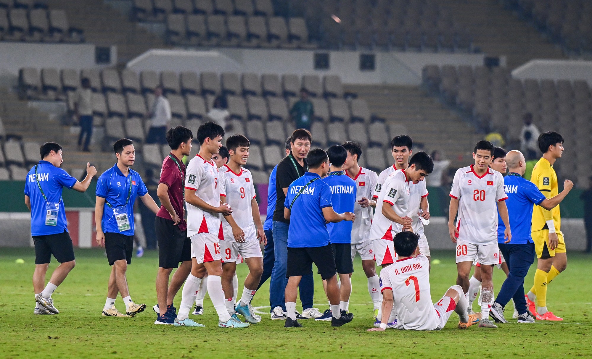 Kết thúc trận đấu với chiến thắng lịch sử 1-0 cho U23 Việt Nam trước chủ nhà U23 Saudi Arabia, HLV Kim Sang Sik và các cộng sự trong ban huấn luyện chạy ra giữa sân chia vui cùng "Những chiến binh sao vàng".