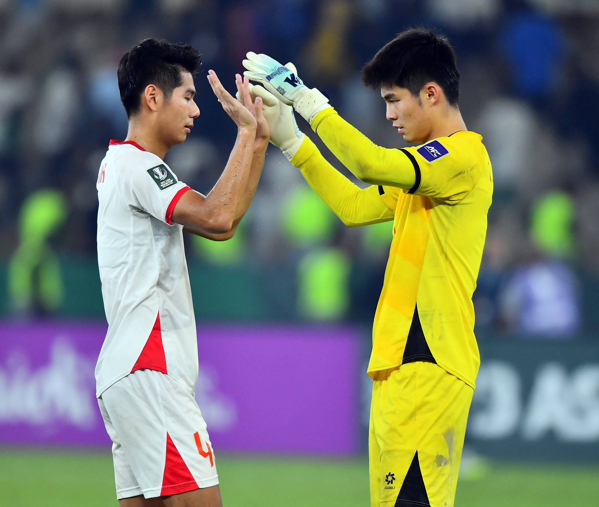 Trung Kiên chia vui với Hiểu Minh, các cầu thủ phòng ngự của U23 Việt Nam đã có một ngày thi đấu thực sự vất vả.