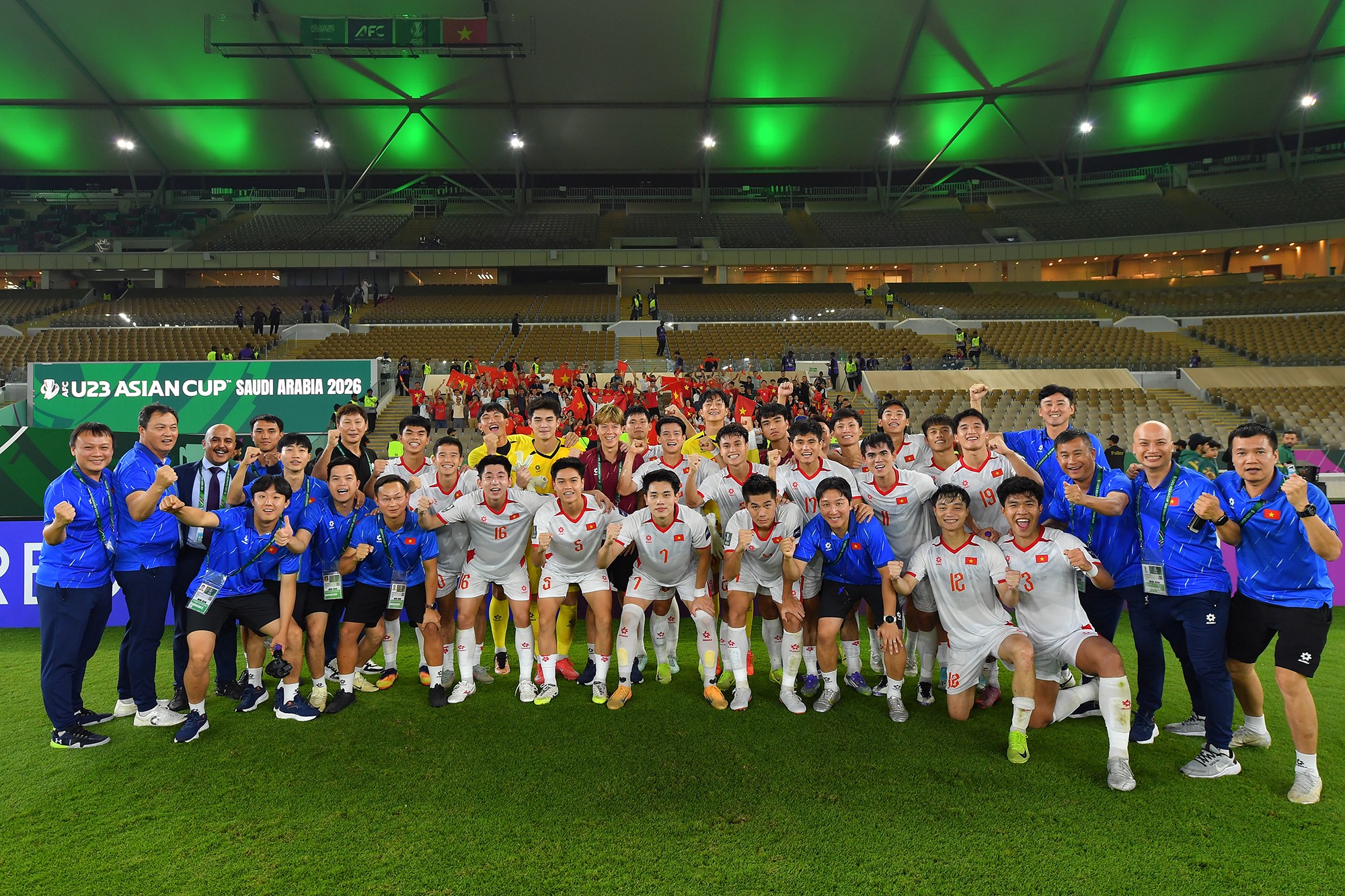 Thầy trò HLV Kim Sang Sik chụp ảnh lưu niệm với số ít cổ động viên Việt Nam tại Saudi Arabia.&nbsp;