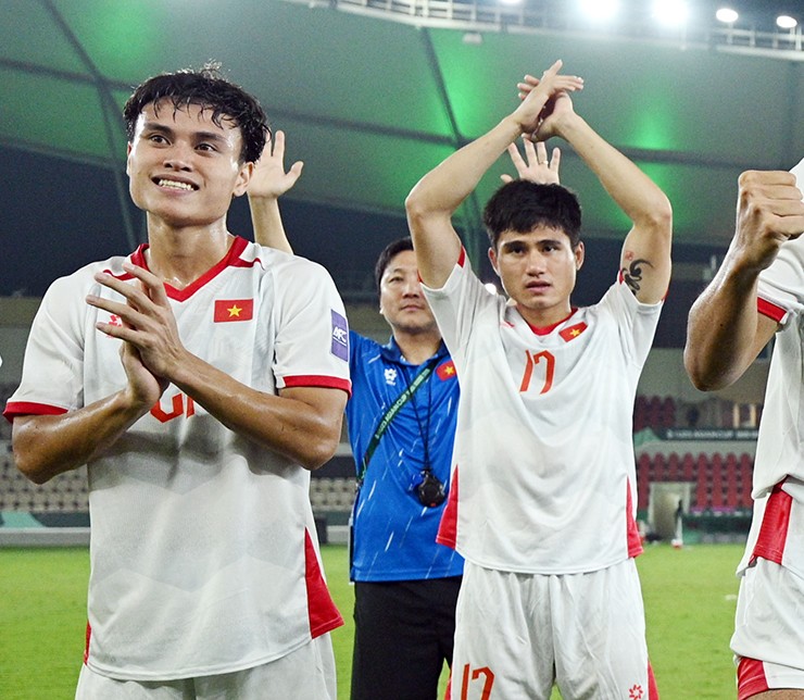 Phi Hoàng (phải) được ban tổ chức giải lựa chọn ngẫu nhiên để kiểm tra doping.