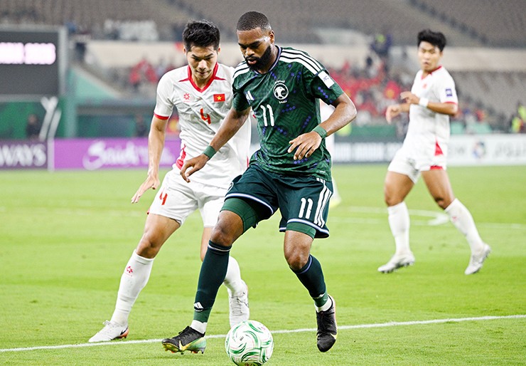 Hiểu Minh so tài cùng tiền đạo Thamer Fathi của U23 Saudi Arabia.