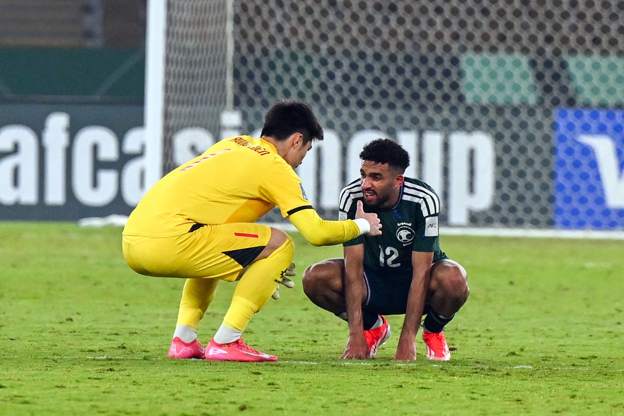 Thủ môn Trung Kiên an ủi một cầu thủ U23 Saudi Arabia mắt đang ngấn lệ.