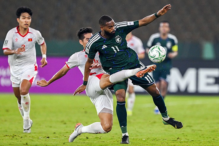 Thamer Fathi bất lực trước những tình huống cản phá của Hiểu Minh.